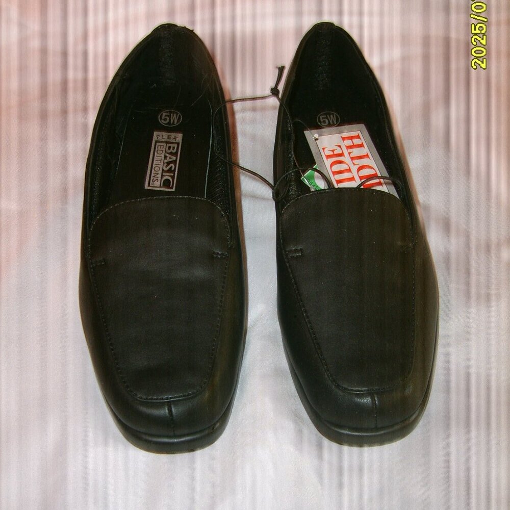 Women's Basic Editions Flex Shoe Size 5W